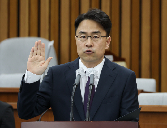 권영준 대법관 후보자가 11일 국회 본청에서 열린 인사청문특별위원회 전체회의에서 선서하고 있다.<연합뉴스>